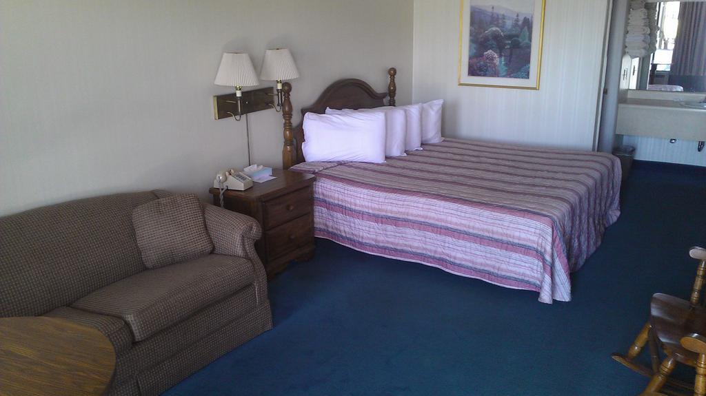 Almost Home Lodge Branson Kamer foto