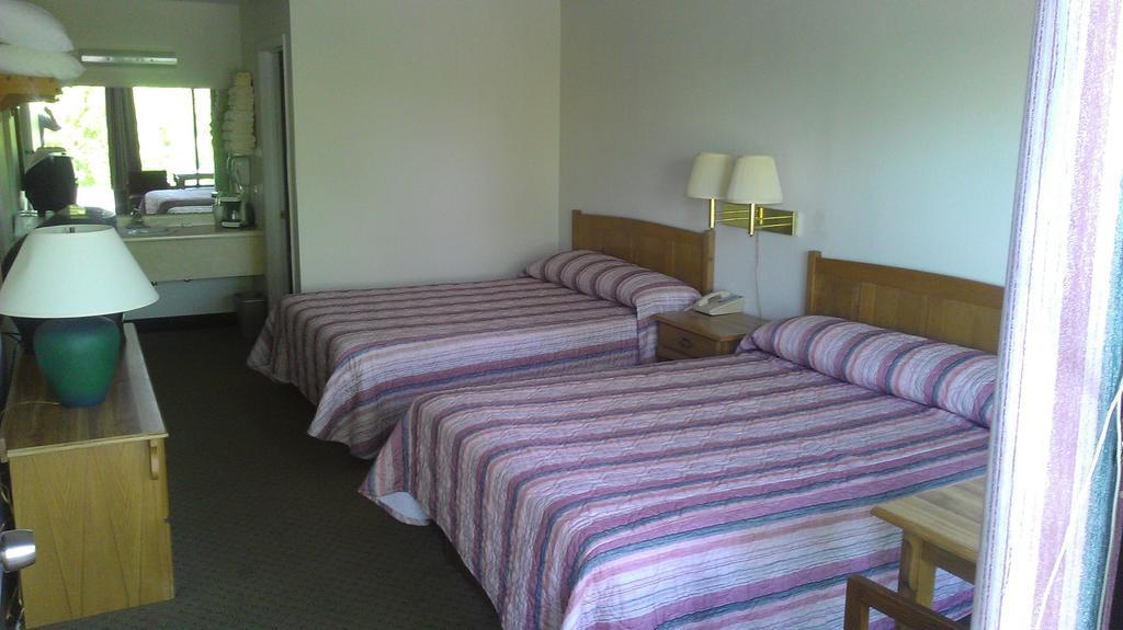 Almost Home Lodge Branson Kamer foto