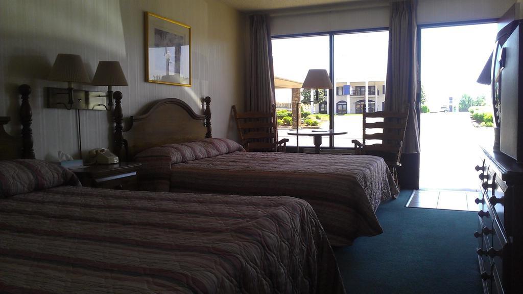 Almost Home Lodge Branson Kamer foto
