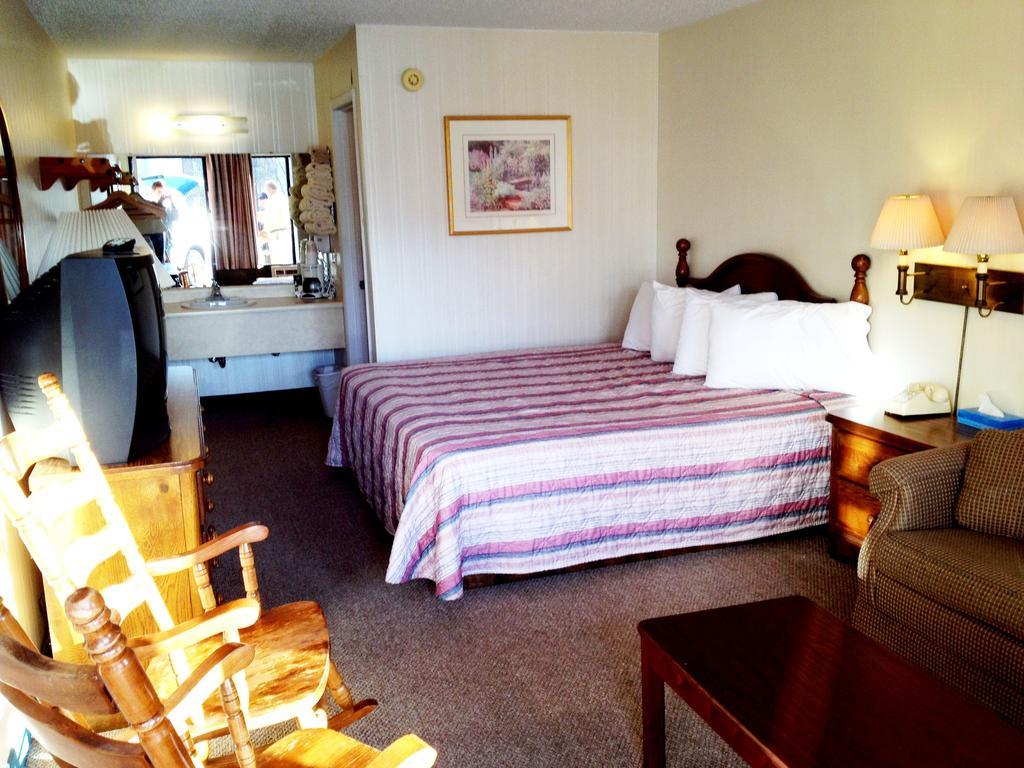 Almost Home Lodge Branson Kamer foto